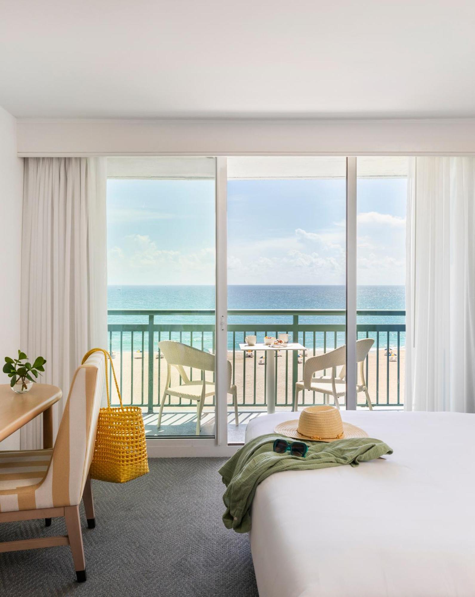 The Singer Oceanfront Resort, Curio Collection By Hilton Riviera Beach Exterior foto